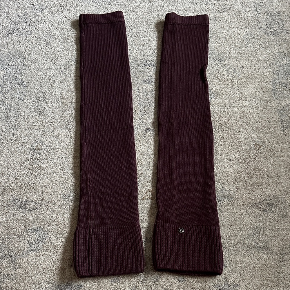 Lululemon leg warmer
One size
Burgundy color.